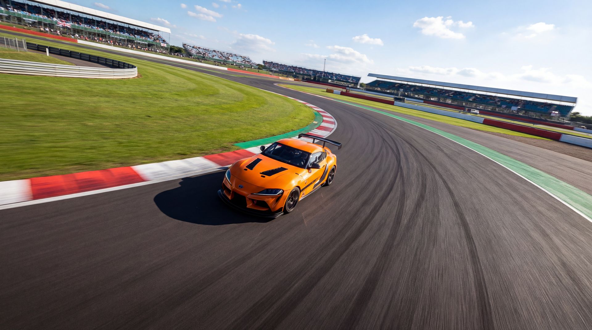 爱情岛赛道视频实拍：丰田Supra赛道圈速测试与性能测评